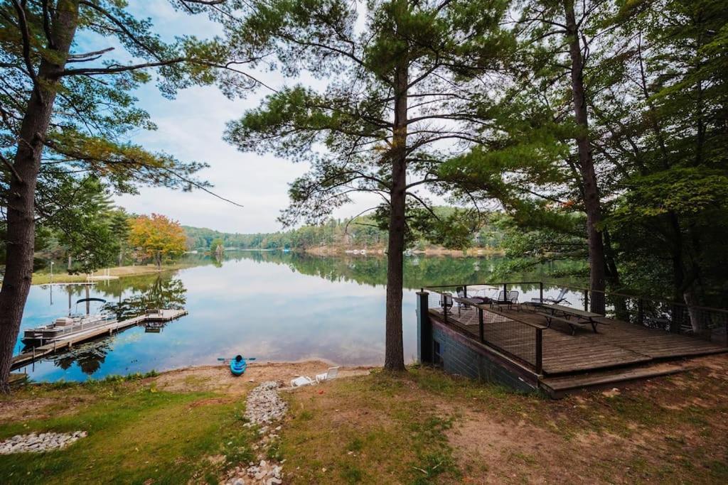 Arbutus Lake 3 Bedroom Cottage Траверс-Сити Экстерьер фото
